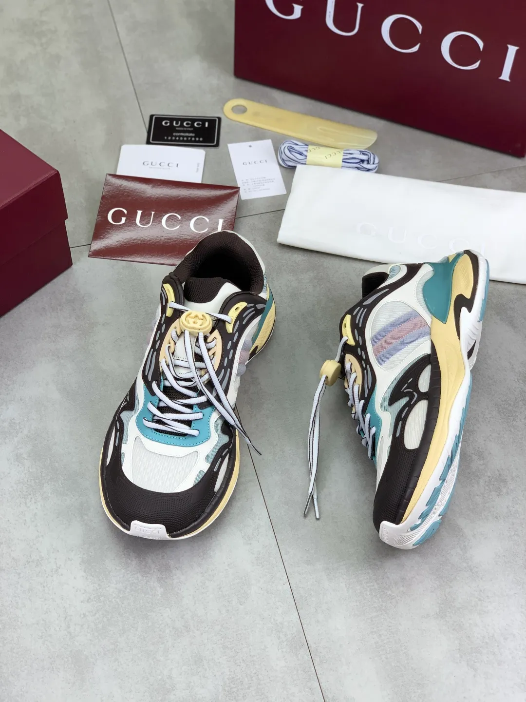 Men's shoes 💰P980 new style 💰 Gucci, couple style, women's style will be released later, new 2.0 futuristic sneakers‼ ️A pair of subversive sneakers is here. Gucci 2.0, a full series of 4 colors with key investment, smart silhouette: slightly curved forefoot design, you can clearly feel the propulsion when commuting and trotting, and it can enhance the sense of line extension when paired with wide-leg pants or cycling pants. EVA thick soles not only have a comfortable height-increasing effect, but also reduce weight (it actually lasts 3 hours of shopping without tiring your feet!) Highlight moments for lazy people: 2. Just choose it for airport wear! You can take them off in seconds after passing the security check (you can put them on as soon as you lift the heel strap), because the shoes come with a sliding buckle, so no need! ! Tie your shoes. Really achieve the sense of relaxation that goes with you. Size: Female 35-40 Male 39-45